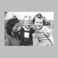 032-0030 Frau Lottina Rehagel mit ihren Kindern Georg und Gisela.jpg